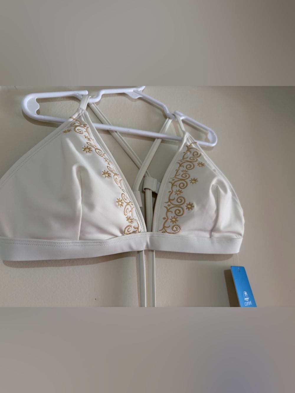 Cupshe Cream/white Bikini Set with Gold Embroidery with necklace. - Picture 4 of 13